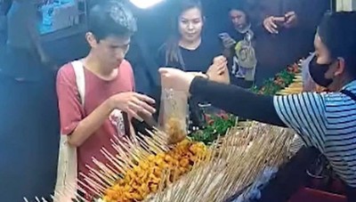 ร้านหมึกย่าง โพสต์คลิป สาวใจดีควักเงินจ่ายค่าปลาหมึกให้หนุ่มพิการ