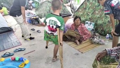 ชาวสุรินทร์อพยพหนีปะทะ ชื่นชมภาพอบอุ่น เด็กพิการ-ลูกหมูร่วมหนีภัย