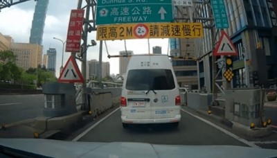 คลิปนาทีระทึก! รถรับส่งผู้พิการฝ่าด่านกั้นความสูง ชนคานอุโมงค์กลายเป็นรถเปิดประทุน