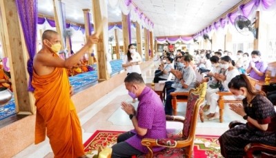 พ่อเมืองเพชรฯนำผู้ใจบุญทอดผ้าป่าช่วยเหลือนักเรียนพิการตาบอดชะอำ