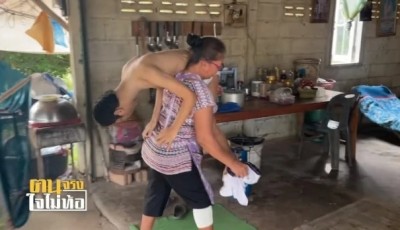 สู้เพื่อลูก! “ป้าบุญถม” แม้เข่าเสื่อม สู้แบกลูกพิการเดินไม่ได้ หากวันหน้าร่างกายไม่ไหว ถึงขั้นต้องคลาน ก็จะสู้ดูแลลูกให้ถึงที่สุด