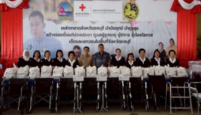ผู้ว่าราชการจังหวัดชลบุรีลงพื้นที่สัตหีบ นำเหล่ากาชาดมอบถุงยังชีพ รถวีลแชร์ และทุนการศึกษา ช่วยเหลือผู้ยากไร้กว่า 400 ราย