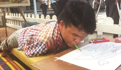 คนพิการร่างกาย ใช้ปากวาดภาพ