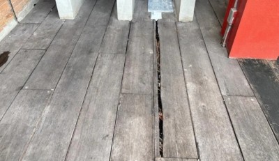 สภา 2 หมื่นล้านสุดเละเทะ พื้นไม้ตะเคียงทองปลอมผุ เพดานรั่ว น้ำขังปลั๊กไฟ เขื่อนกั้นน้ำขวางทางรถเข็นคนพิการ