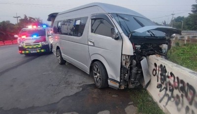 รถตู้พากลุ่มผู้พิการไปขายลอตเตอรี่ เจอกระบะตัดหน้า หักหลบไปชนแบริเออร์ เจ็บ 6