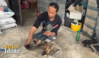 “ช่างหน่อ” แม้พิการเดินไม่ได้ สู้คลานฝึกงานช่าง จนสามารถเปิดบ้านรับซ่อมมอเตอร์ไซค์ แต่งานน้อย สู้ทำบอนไซหารายได้อีกทาง!