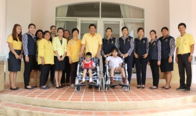 ผู้ว่าฯ ระนอง มอบมอบรถเข็นแก่เด็กที่พิการทางการเคลื่อนไหว