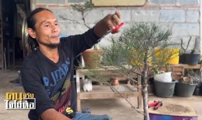 “ช่างหน่อ” แม้พิการเดินไม่ได้ สู้คลานฝึกงานช่าง จนสามารถเปิดบ้านรับซ่อมมอเตอร์ไซค์ แต่งานน้อย สู้ทำบอนไซหารายได้อีกทาง!