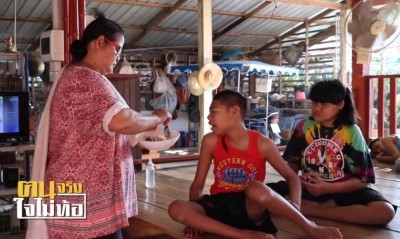"ลุงธงชัย-ป้าพรพณา" เลี้ยงลูก 3 คนสมองพิการ ช่วยเหลือตัวเองไม่ได้ ไม่ท้อ จะดูแลตราบที่ลมหายใจยังมี!