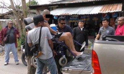 เจ้าหน้าที่ตำรวจ เข้าจับกุมหนุ่มพิการนั่งรถเข็น คดีค้ายาบ้า