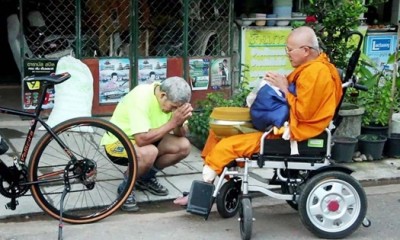 พระสังกาศ สุภาศักดิ์ พระลูกวัดนิโครธาราม ตำบลทับเที่ยง อำเภอเมืองตรัง อายุ 67 ปี ซึ่งพิการถูกตัดขาซ้าย นั่งรถเข็นไฟฟ้าออกบิณฑบาต ตลอดเส้นทางจากถนนเพลินพิทักษ์