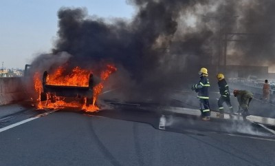 อุ้มญาติพิการหนีตาย กลับจากหาหมอไปไม่ถึงบ้านไฟลุกท่วมทั้งคัน สุดระทึกบนทางด่วน