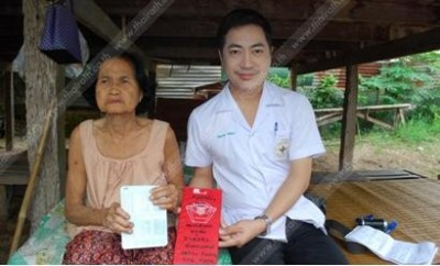 นางลำดวน เกตุอ่อน อายุ 78 ปี  พิการตาบอด ได้รับเงินช่วยเหลือจากธารน้ำใจ