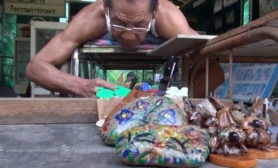 ลุงสมจิตร นอนบนรถเข็นกำลังทำงานฝีมือ เพื่อหาเงินเลี้ยงชีพ
