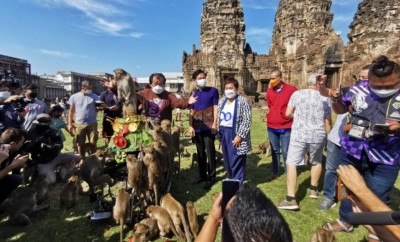 เลี้ยงโต้ะจีนลิงที่ลพบุรี แจกวิลแชร์ผู้พิการ 100 คัน