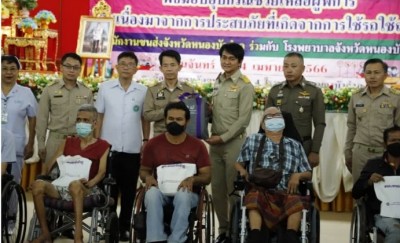 จังหวัดหนองบัวลำภู จัดพิธีมอบอุปกรณ์ช่วยเหลือผู้พิการที่ประสบภัยจากการใช้รถใช้ถนน