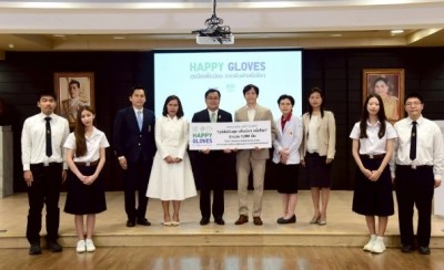สาธิตจุฬาฯ จับมือ ยูนิโคล่ ส่งมอบถุงมือ 1,000 ชุด มอบให้แก่เด็กพิการทางสมอง