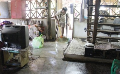 ที่จังหวัดราชบุรี เจออีก แมลงปีกแข็งนับล้านตัว บุกบ้านคนพิการอยู่กับแ