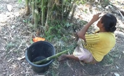 ชีวิตสุดลำเค็ญ หญิง 'พิการ' เก็บผักข้างทางเลี้ยงดูลูกสาว และแม่ป่วยหนัก