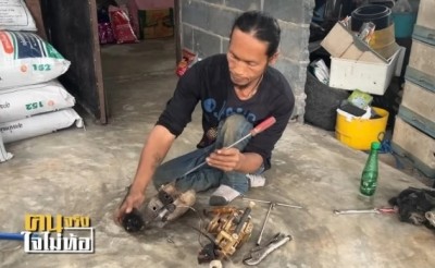 “ช่างหน่อ” แม้พิการเดินไม่ได้ สู้คลานฝึกงานช่าง จนสามารถเปิดบ้านรับซ่อมมอเตอร์ไซค์ แต่งานน้อย สู้ทำบอนไซหารายได้อีกทาง!