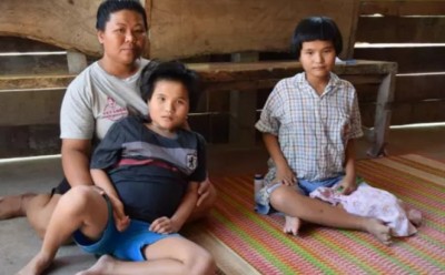 2 เด็กหญิงฝาแฝด พิการทางสมอง ซ้ำยายล้มป่วย แม่ดูแลเพียงลำพัง