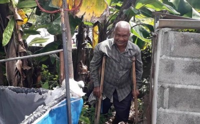 สู้ชีวิตไม่เคยท้อ! หนุ่มใหญ่พิการขา 'เลี้ยงกบขาย' หาเลี้ยงครอบครัว