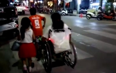 เอาจุดอ่อนของตนมาสร้างให้เป็นจุดแข็ง บุตรชายใช้เชือกฟางมัดเอวลากจูงวิลแชร์แม่ผู้พิการ