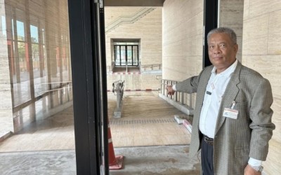 สภา 2 หมื่นล้านสุดเละเทะ พื้นไม้ตะเคียงทองปลอมผุ เพดานรั่ว น้ำขังปลั๊กไฟ เขื่อนกั้นน้ำขวางทางรถเข็นคนพิการ