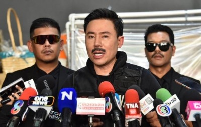 “ทนายตั้ม” ลุคจัดเต็ม ติดหนวด-ใส่เสื้อ SWAT พร้อมบอดี้การ์ด บี้ปมโควตาสลากผู้พิการ อ้างถูกผู้มีอิทธิพลแย่งสิทธิ