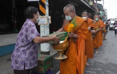 ชาวอำเภอวัดสิงห์ร่วมทำบุญตักบาตรข้าวสารอาหารแห้งเพื่อนำไปช่วยเหลือผู้ยากไร้และผู้ป่วยติดเตียง