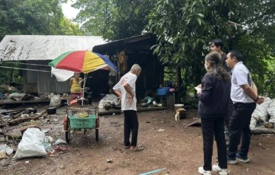 พม.น่านลงตลาดช่วยทันที! “ลุงศรีมูล” นั่งพื้นเหมือนขอทาน ยันไม่ไร้สิทธิ แต่ชอบนั่งพื้นตลาดจนคนสงสาร