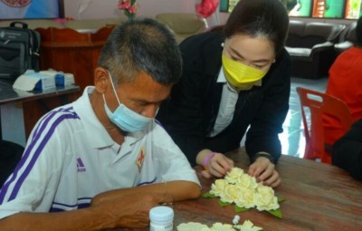 สุดทึ่ง! ลุงพิการมือข้างเดียว สมัครเรียนทำดอกไม้จันทน์ หวังเป็นอาชีพสร้างรายได้