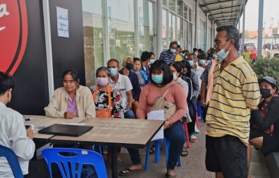 บุรีรัมย์ ปชช.คนชรา ผู้พิการแห่ยืนยันตัวตน บัตรคนจนแน่นจุดบริการหน้าห้าง จนท.รับได้แค่วันละ 300 คิวหลายคนต้องผิดหวัง