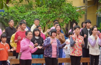 นักเรียนฮานอยเกือบ 100 คนมอบความรักให้กับเด็กพิการ