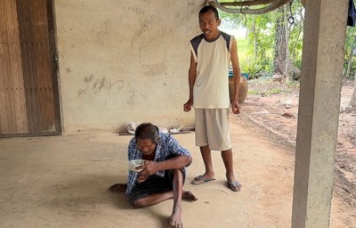สุดสงสาร! คุณตาบุรีรัมย์ 85 ตาบอดสองข้าง หลานพิการสมองหาข้าวน้ำให้กิน ชีวิตสุดลำบาก แต่หลุดสิทธิบัตรคนจน