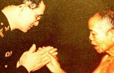 พระบาทสมเด็จพระเจ้าอยู่หัว กับพระเทพวิทยาคม หรือ หลวงพ่อคูณ ปริสุทฺโธ เจ้าอาวาสวัดบ้านไร่