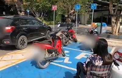 จยย.จอดในที่จอดรถคนพิการกีดขวางทางขึ้นลง