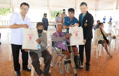 มูลนิธิป่อเต็กตึ๊ง-มูลนิธิขาเทียม มอบถุงยังชีพ 200 ชุด สนับสนุนค่าเดินทางให้ผู้พิการที่เข้ารับบริการจัดทำขาเทียม