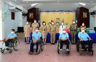 ในหลวงพระราชทานเงินแก่มูลนิธิช่วยคนตาบอดฯ – สถานคุ้มครองและพัฒนาคนพิการ