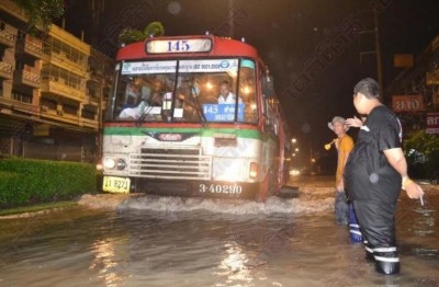 สมุทรปราการรถเสียเกลื่อนถนน ฝนตกไม่หยุด-น้ำท่วม