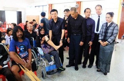 อบจ.พังงามอบขาเทียมให้ผู้พิการถวายเป็นพระราชกุศลแด่พระบาทสมเด็จพระปรมินทรมหาภูมิพลอดุลยเดช