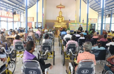 สมาคมคนพิการทางการเคลื่อนไหวสากล และวัดเวฬุวัน ร่วมมอบรถวีลแชร์ รถสามล้อโยก