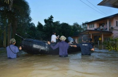 ทัพเรือภาค3แจกอาหาร บรรเทาน้ำท่วมพื้นที่ตรัง