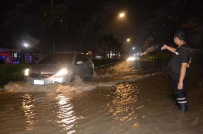 สมุทรปราการรถเสียเกลื่อนถนน ฝนตกไม่หยุด-น้ำท่วม