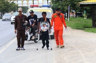 นายแดง รื่นสุสาร อายุ 47 ปี เดินพยุงไม้เท้าเข้ากรุงไปกราบพระบรมศพ “พ่อหลวง ร.๙