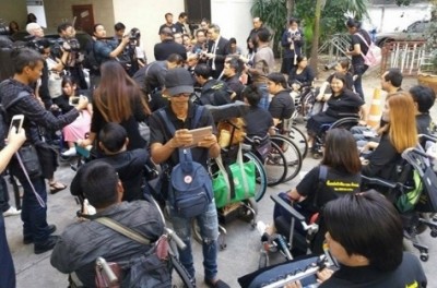 กลุ่มคนพิการเข้าร้องเรียนกรณีการติดตั้งลิฟท์สำหรับผู้พิการบริเวณสถานีรถไฟฟ้า ดำเนินการล่าช้ากว่ากำหนด