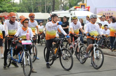 ผู้ว่าฯ พิษณุโลก ปล่อยขบวนนักปั่นผู้พิการทางสายตา