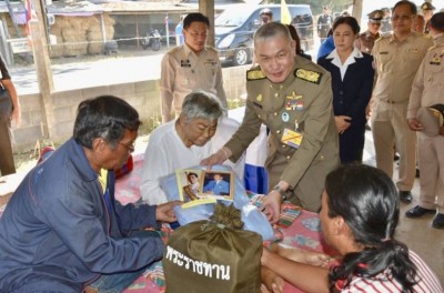 ร.10โปรดเกล้าฯองคมนตรี มอบผ้าห่มพระราชทานชาวร้อยเอ็ด