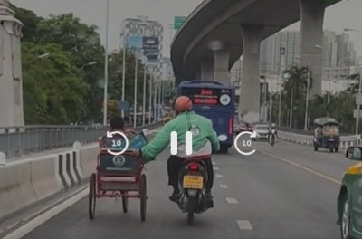 ชื่นชมช่วยแชร์ ไรเดอร์น้ำใจงาม ช่วยดันรถคนพิการ