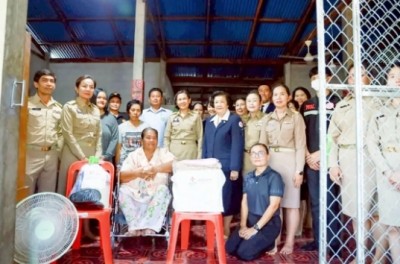 ผู้ว่าฯนครสวรรค์ ลงพื้นที่มอบอุปกรณ์ช่วยคนพิการประเภทรถเข็นนั่ง ให้แก่ผู้สูงอายุ